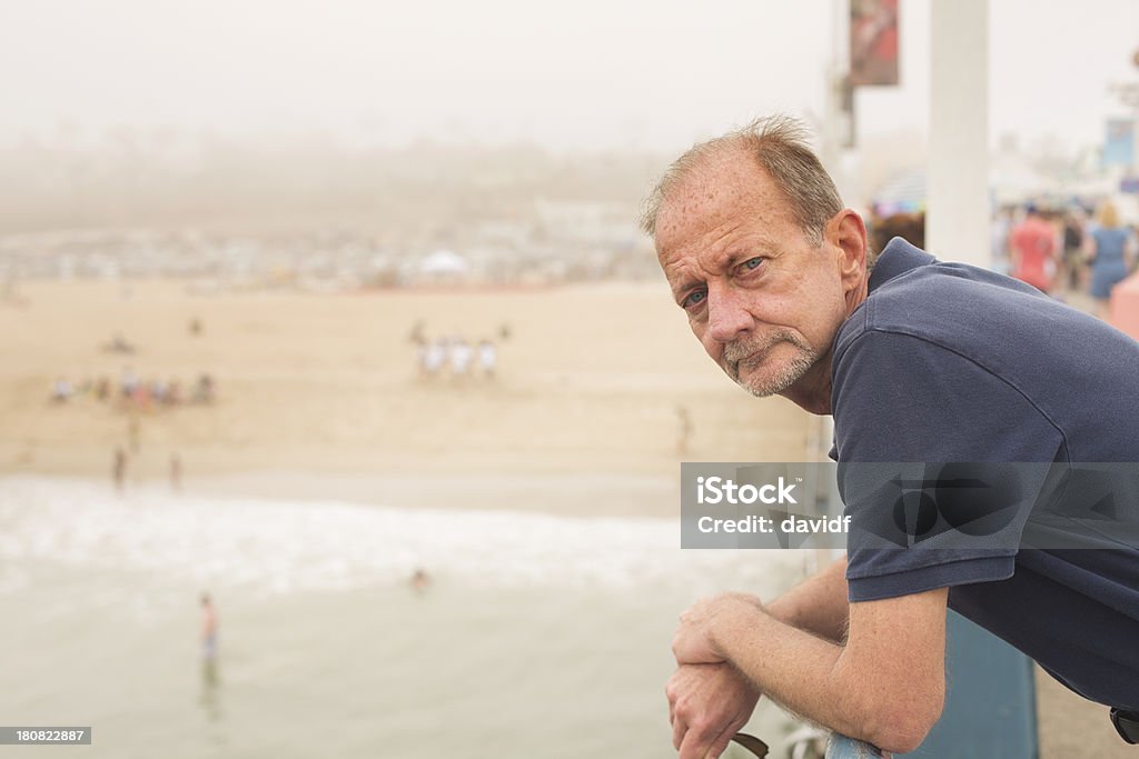 Homem sênior na praia - Foto de stock de 50 Anos royalty-free