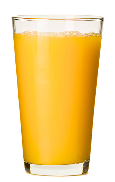 amplio jugo de naranja pinta de cerveza aislado sobre fondo blanco - zumo de naranja fotografías e imágenes de stock