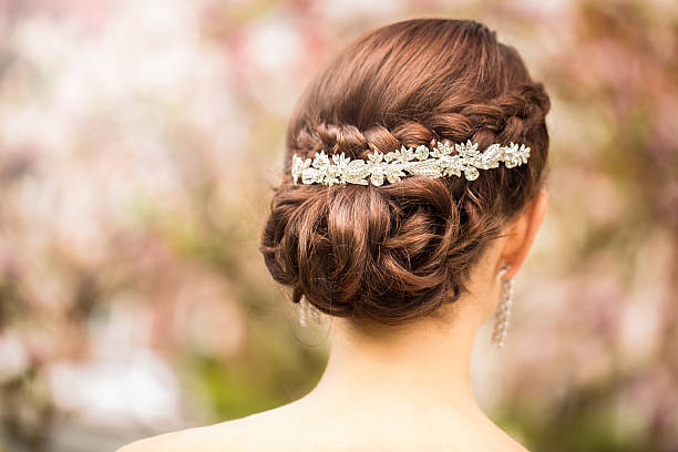 noiva com penteado de casamento elegante tiara em - magnolia white pink blossom - fotografias e filmes do acervo