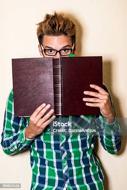 Ładny Nieśmiały Nerd Chować Się Za Książki - zdjęcia stockowe i więcej obrazów Biblioteka - Biblioteka, Blond włosy, Chować się