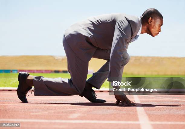 Aggressivo Concorrenza - Fotografie stock e altre immagini di Blocco di partenza per l'atletica - Blocco di partenza per l'atletica, Inginocchiarsi, Correre