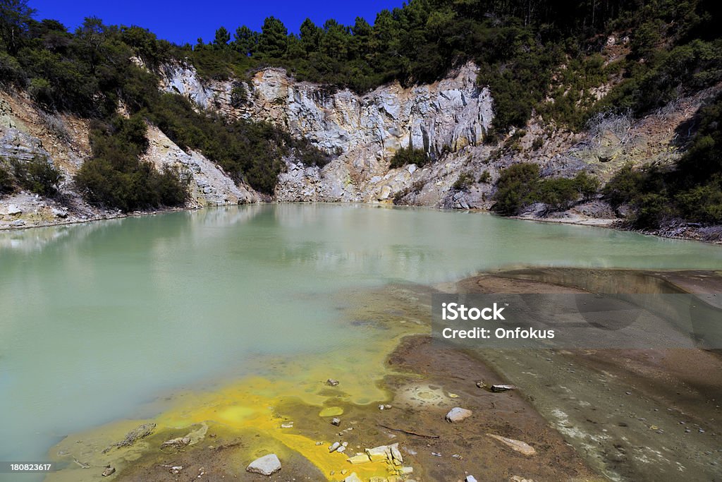 Eau chaude au Champagne Pool, Thermal de Waiotapu réserver, Rotorua - Photo de Bleu libre de droits