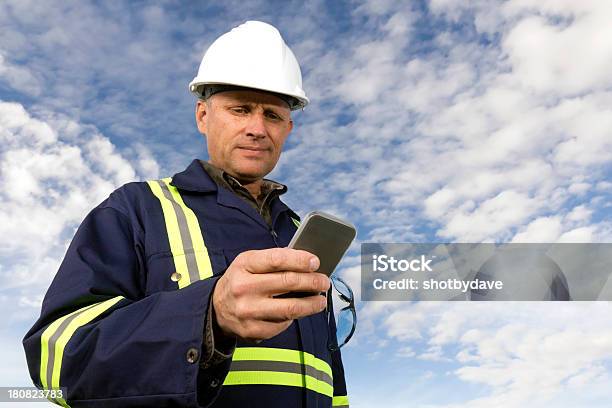 Operaio E Smartphone - Fotografie stock e altre immagini di Usare il telefono - Usare il telefono, Industria mineraria, Minatore