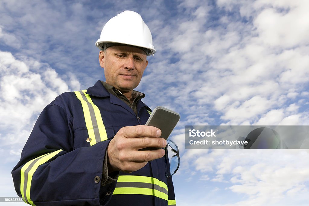 Trabalhador e Smartphone - Foto de stock de No telefone royalty-free