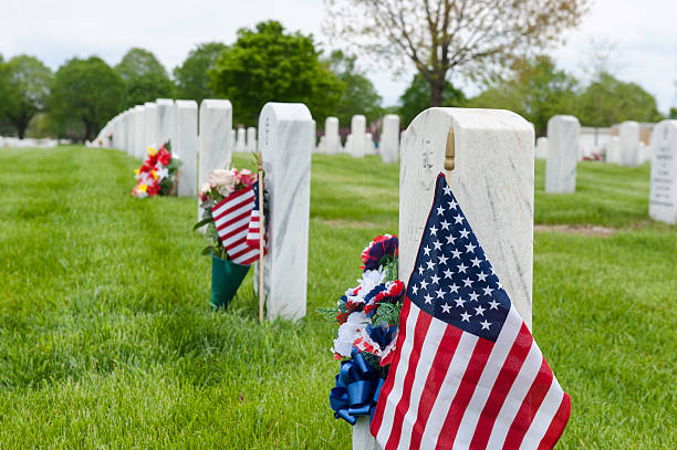 istock American Flag and Veteran Headstones 180823887