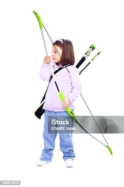 Pequena Menina Segurando Um Arco E Flecha - Fotografias de stock e mais imagens de Figura para recortar - Figura para recortar, Flecha - Arco e Flecha, Tiro com arco