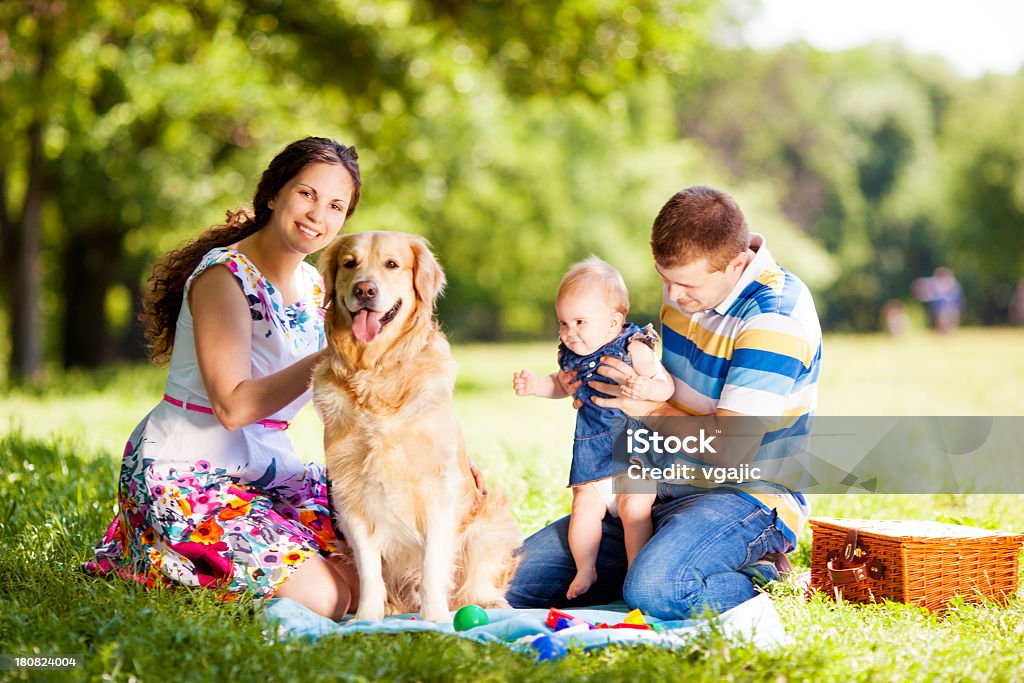 Familia disfrute de un Picnic al aire libre. - Foto de stock de 25-29 años libre de derechos