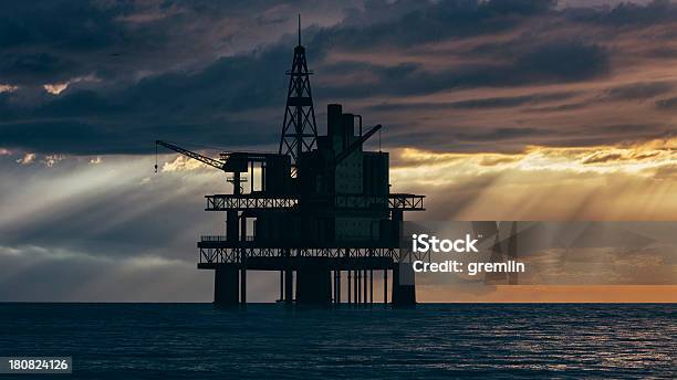 Море Нефтяная Платформа — стоковые фотографии и другие картинки Без людей - Без людей, Бизнес, Буровая установка