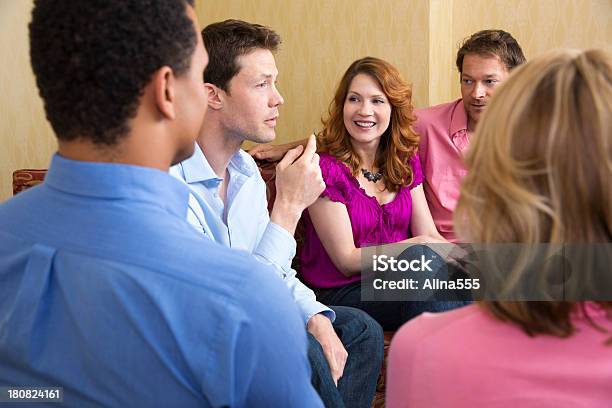 Grupo De Adultos Hablando En El Sofá En La Sala De Estar Foto de stock y más banco de imágenes de 20 a 29 años