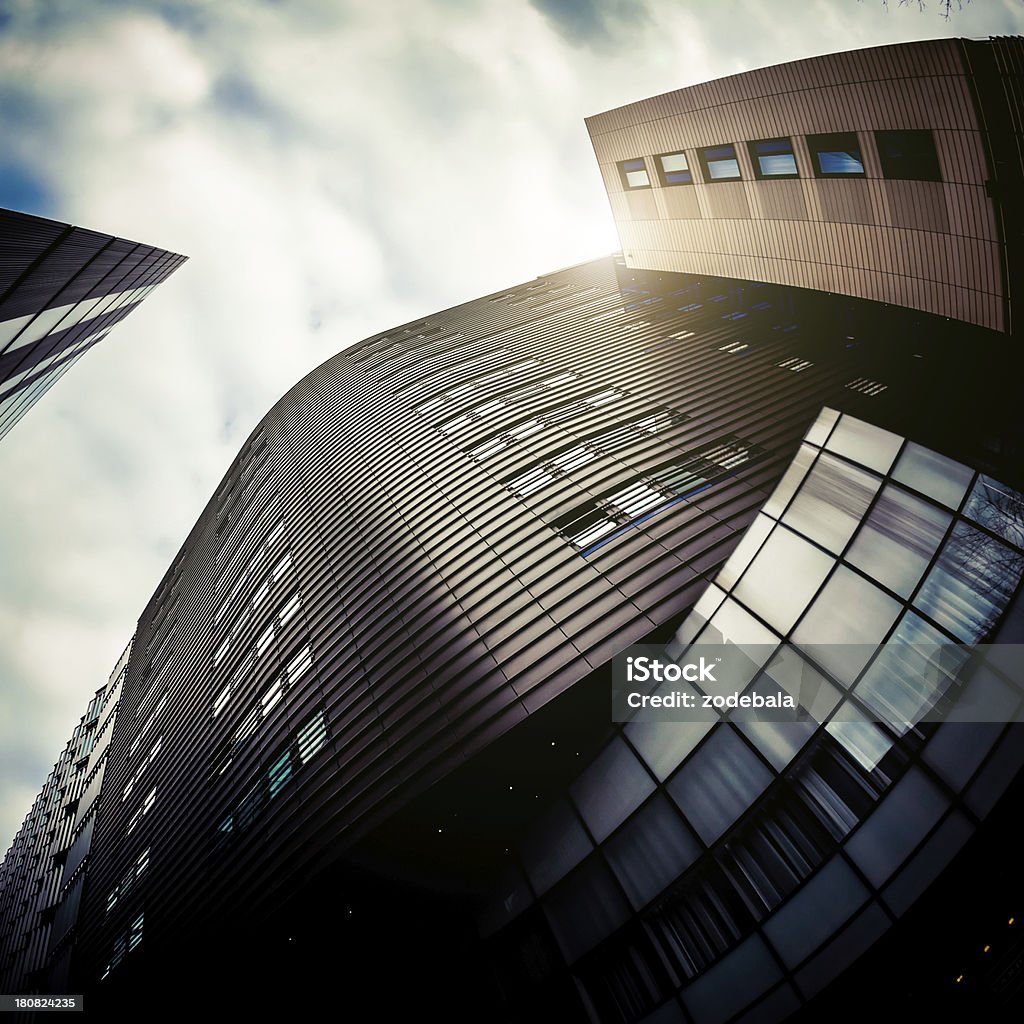 Edificios de oficinas y sol - Foto de stock de A la moda libre de derechos