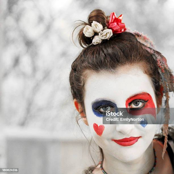 Chica Con Pintura De La Cara Foto de stock y más banco de imágenes de Adolescente - Adolescente, Maquillaje de teatro, Representación teatral