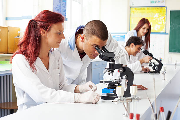 gli scienziati che lavorano in laboratorio - biotechnology student laboratory nurse foto e immagini stock