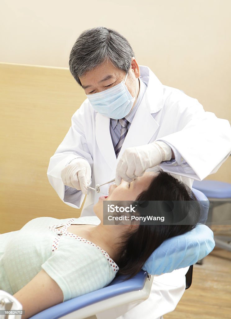 Dentista visita del paziente - Foto stock royalty-free di Accudire
