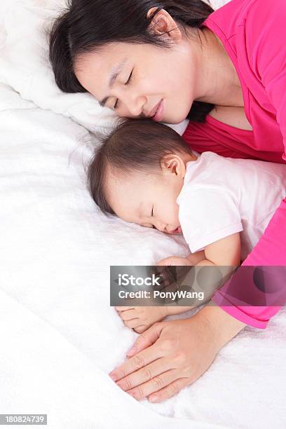 Jovem Mãe Ver Sua Dormir Bebê - Fotografias de stock e mais imagens de Abraçar - Abraçar, Adulto, Amor