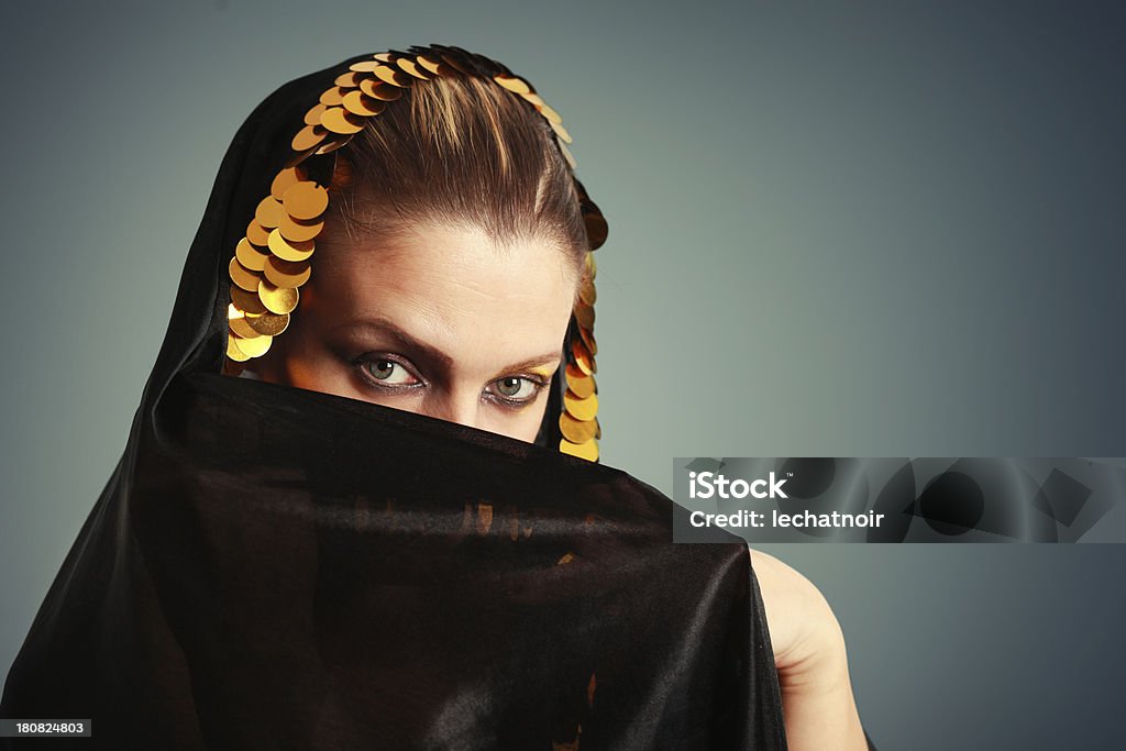 Geheimnisvolles Mädchen unter dem Deckmantel - Lizenzfrei Beduine Stock-Foto
