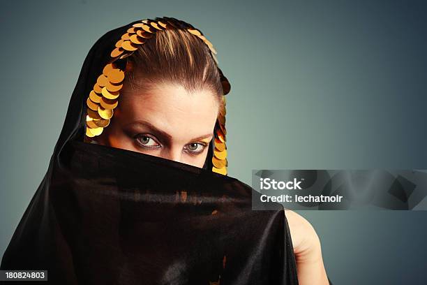 Geheimnisvolles Mädchen Unter Dem Deckmantel Stockfoto und mehr Bilder von Beduine - Beduine, Abgeschiedenheit, Arabeske