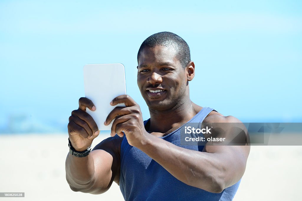 Спортивный человек, с помощью цифрового планшета - Стоковые фото Атлет роялти-фри