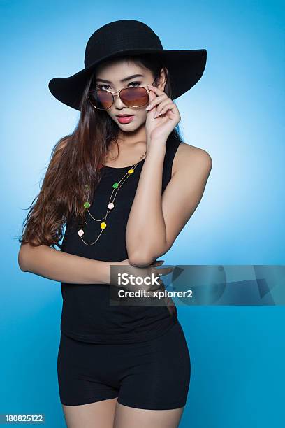 Schöne Asiatische Frau In Stilvolle Mode Tragen Stockfoto und mehr Bilder von Asiatischer und Indischer Abstammung - Asiatischer und Indischer Abstammung, Asien, Schönheit