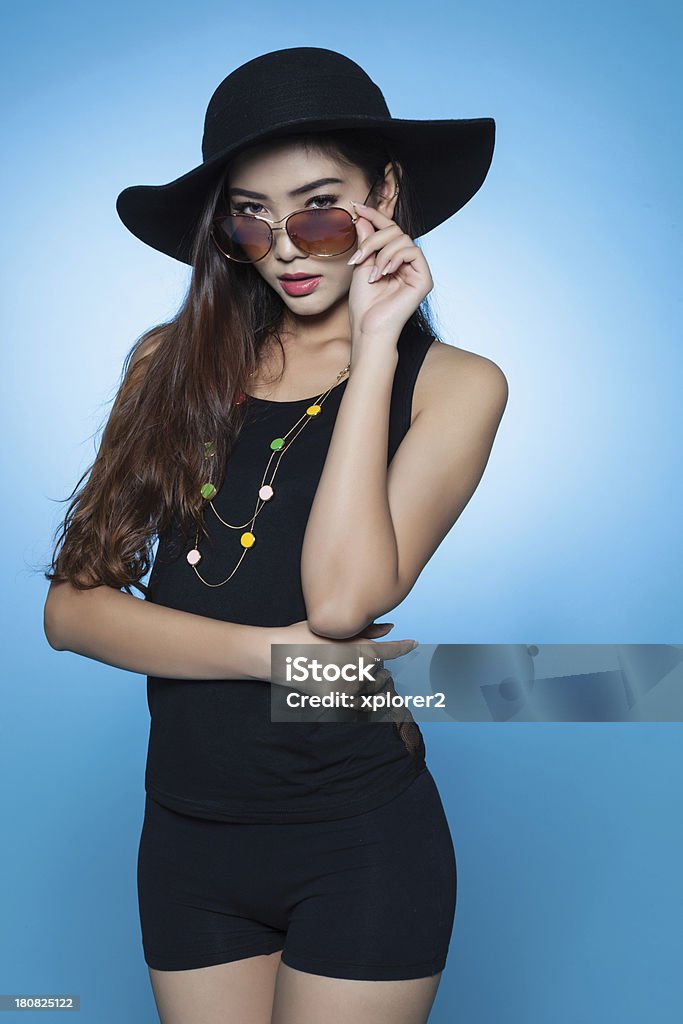 Linda fêmea de moda asiática em elegante desgaste - Royalty-free Asiático e indiano Foto de stock