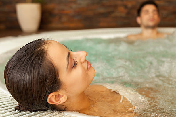 para relaks w jacuzzi - couple hot tub spa treatment health spa zdjęcia i obrazy z banku zdjęć