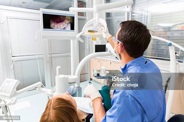 Dentista Sul Lavoro Utilizzando Intraoral Telecamera Guardare Foto Con Monitor - Fotografie stock e altre immagini di Macchina fotografica