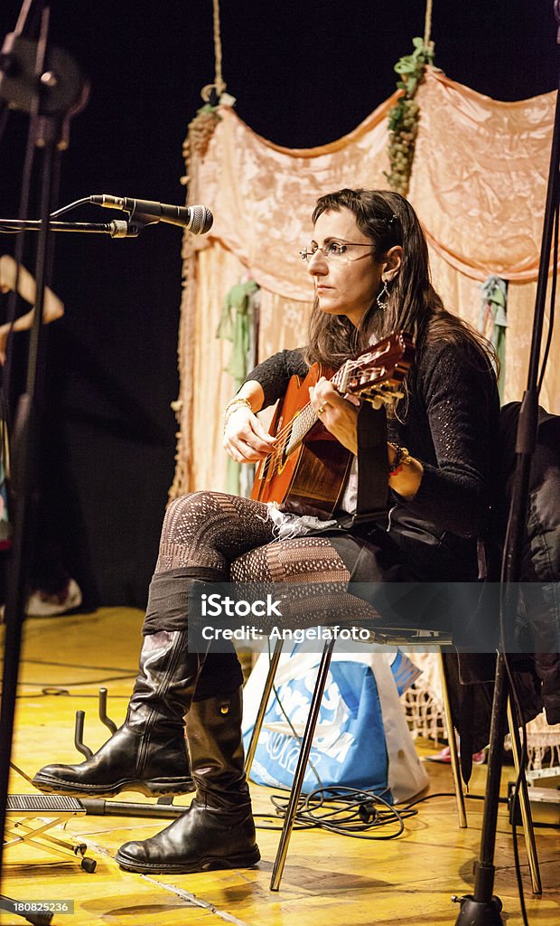 Femme avec guitare Chanter - Photo de 30-34 ans libre de droits