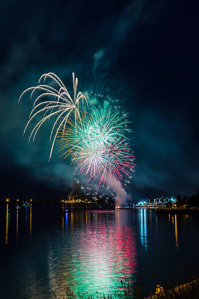 Fogos de artifício sobre a água - foto de acervo