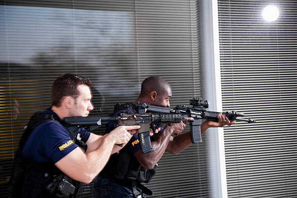 policías con rifles - sc0604 fotografías e imágenes de stock