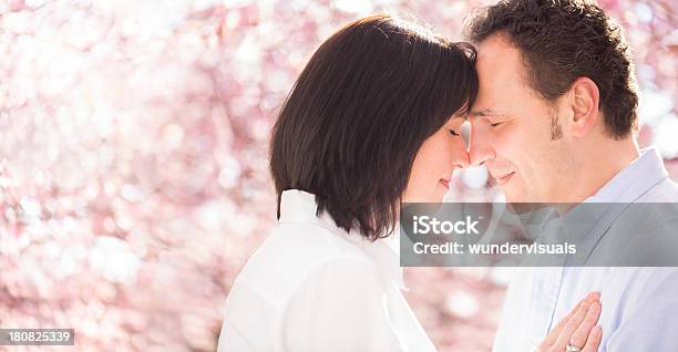 静かなマチュアトゥギャザネスのカップル - 中年の女性のストックフォトや画像を多数ご用意 - 中年の女性, 思索にふける, 桜の花