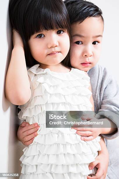 Foto de Linda Garota E Garoto Retrato Asiática e mais fotos de stock de 2-3 Anos - 2-3 Anos, 4-5 Anos, Abraçar