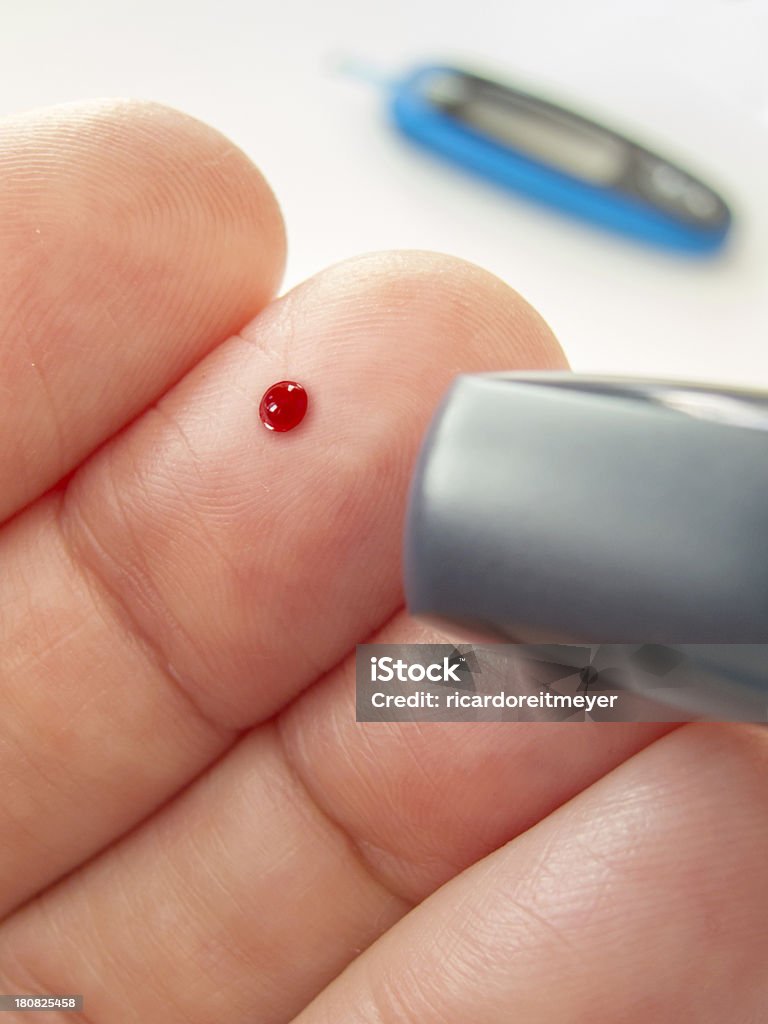 Diabetes Typ II Blood Sugar test mit Finger gewisser Weise Gerät - Lizenzfrei Ansicht aus erhöhter Perspektive Stock-Foto