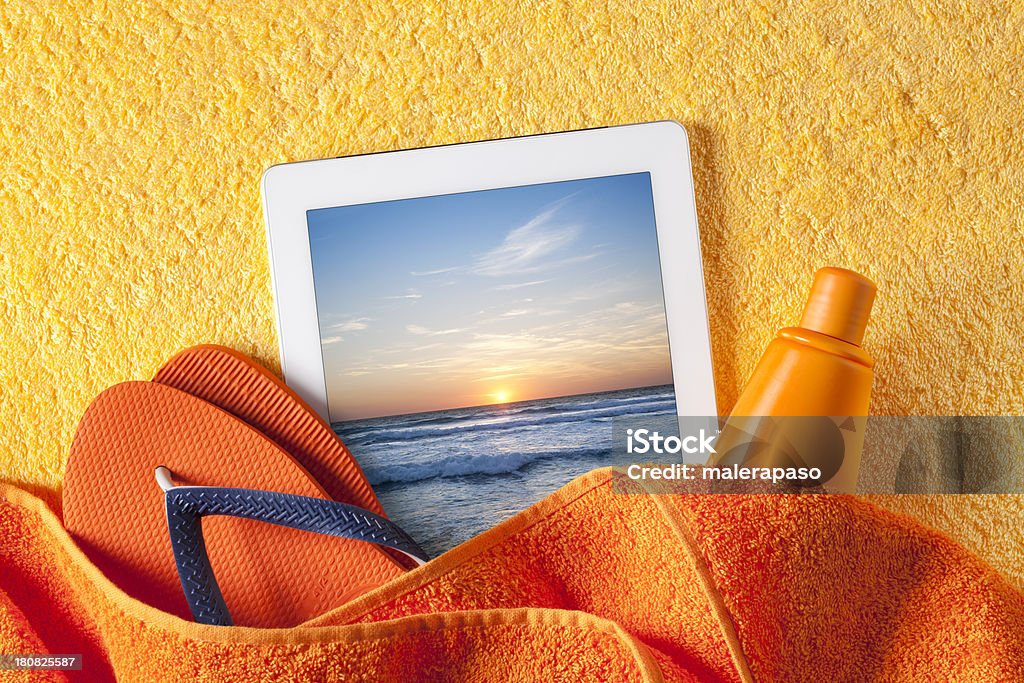 Tablet con accessori da spiaggia - Foto stock royalty-free di Telo da mare