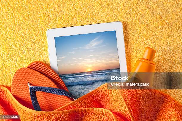 Tablet Con Accessori Da Spiaggia - Fotografie stock e altre immagini di Telo da mare - Telo da mare, Spiaggia, Lettore di libri elettronici