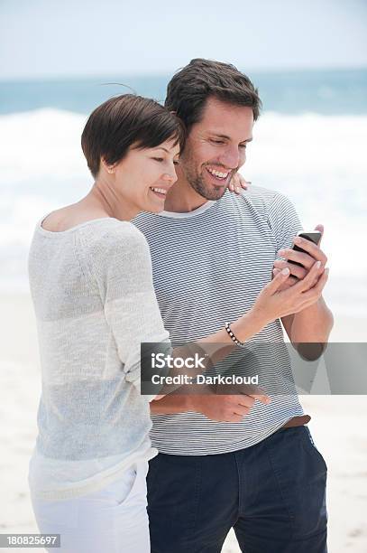 Paar Am Strand Stockfoto und mehr Bilder von Paar - Partnerschaft - Paar - Partnerschaft, Strand, Zusehen