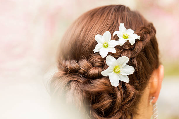 detalhe de penteado de casamento bonito - sweet magnolia florida flower magnolia - fotografias e filmes do acervo