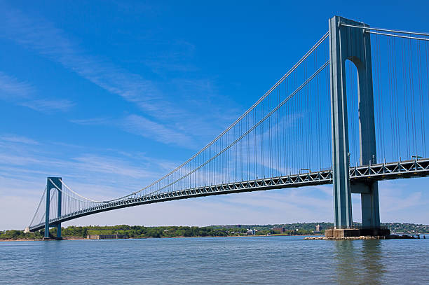 ponte di verrazano-narrows, new york.  cielo azzurro con alcune nuvole. - decked foto e immagini stock