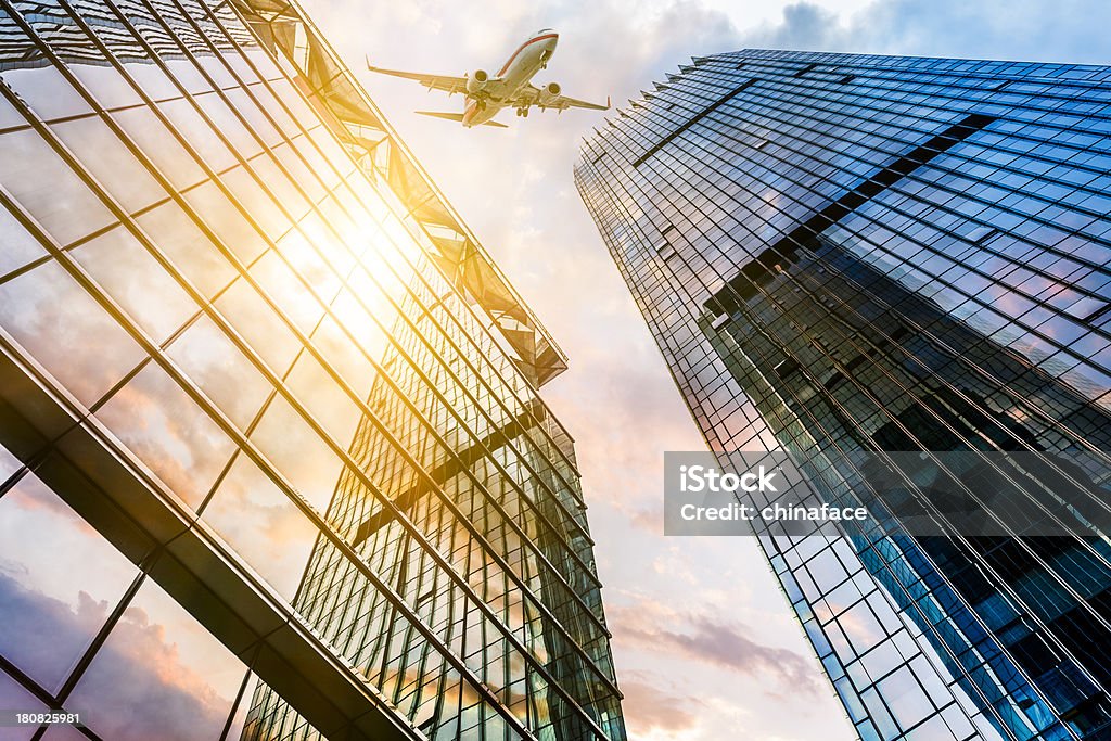 Arranha-céus com Avião - Royalty-free Apartamento Foto de stock