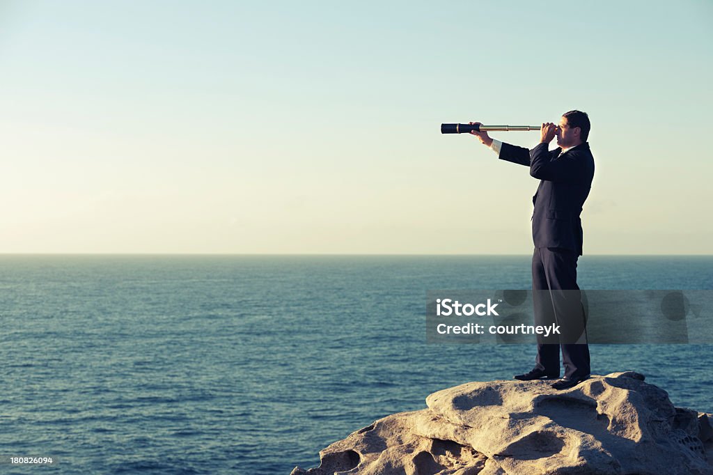 남자 사업가 미래를 내다보는, 망원경 - 로열티 프리 지평선 스톡 사진