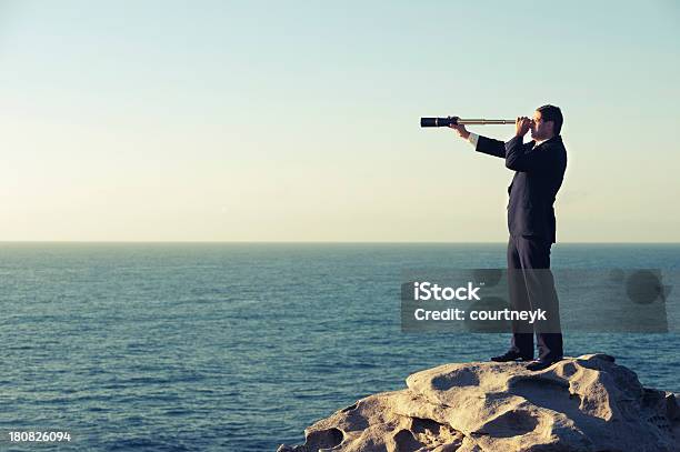 남자 사업가 미래를 내다보는 망원경 지평선에 대한 스톡 사진 및 기타 이미지 - 지평선, 남자 사업가, 바다