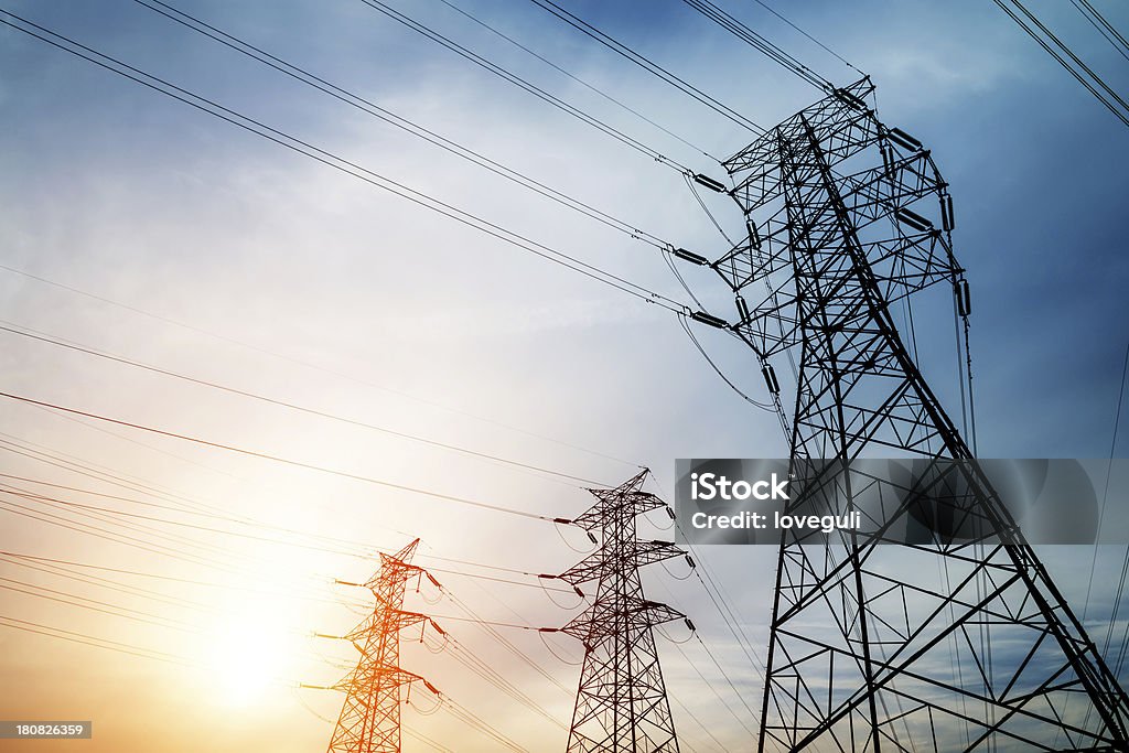 Электричество pylons - Стоковые фото В ряд роялти-фри