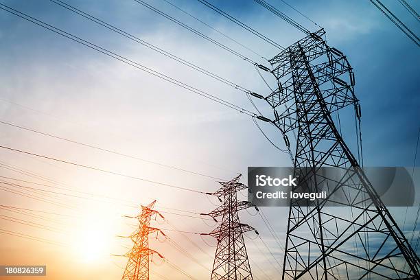 Electricity Pylons Stok Fotoğraflar & İletişim‘nin Daha Fazla Resimleri - İletişim, Sıralı, Elektrik Trafosu