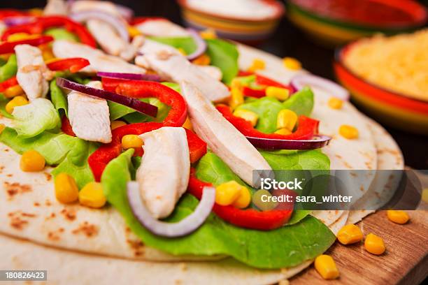 Foto de Tortilha De Frango Legumes E Wraps Em Uma Tábua De Cortar Rústico e mais fotos de stock de Alface