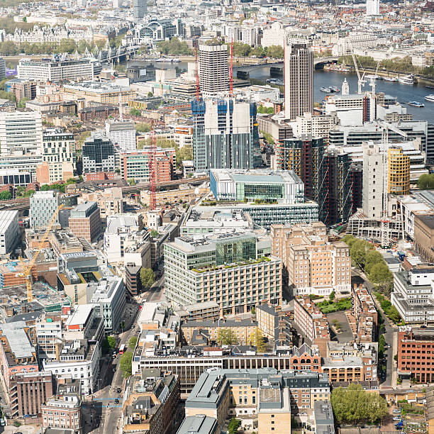 vue aérienne panoramique de londres - london england aerial view skyscraper mid air photos et images de collection