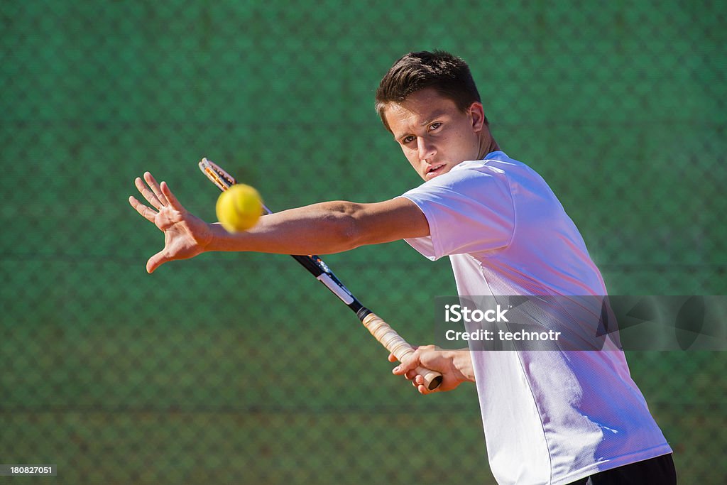 Портрет Теннисный игрок концентрируясь на Удар справа Drive - Стоковые фото Активный образ жизни роялти-фри