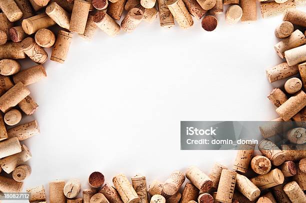 Rolhas De Vinho Moldura Isolado Em Fundo Branco - Fotografias de stock e mais imagens de Plano de Fundo - Plano de Fundo, Rolha, Vinho