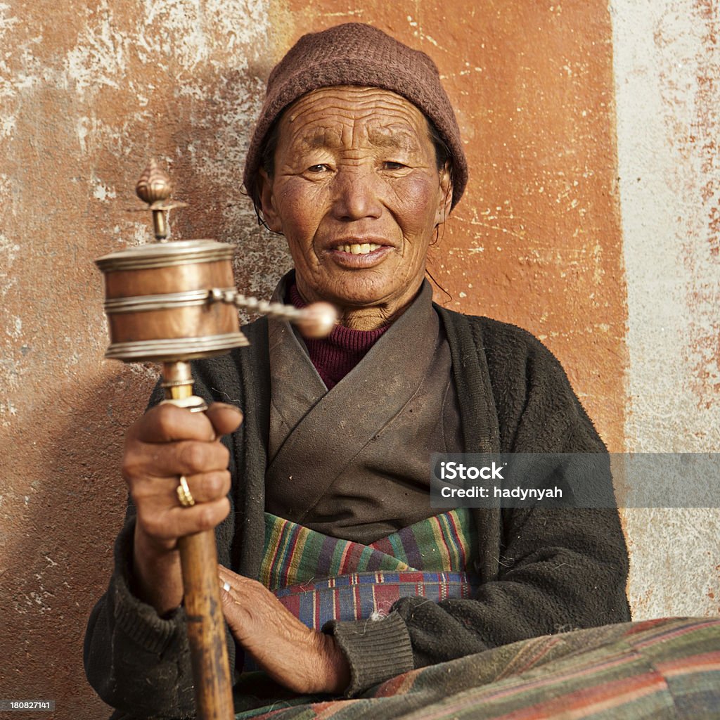 Tibetan kobieta modlitwa, Mustang - Zbiór zdjęć royalty-free (Tybet)