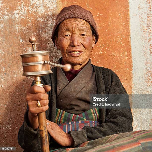 Tibetan Kobieta Modlitwa Mustang - zdjęcia stockowe i więcej obrazów Tybet - Tybet, Modlić się, Młynek modlitewny