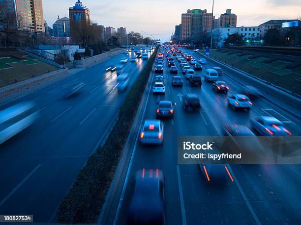 Tráfego Na Cidade Moderna Ao Cair Em - Fotografias de stock e mais imagens de A caminho - A caminho, Anoitecer, Ao Ar Livre