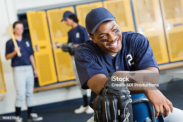 Sorridente Maschio High School Baseball In Spogliatoio - Fotografie stock e altre immagini di Sorridere