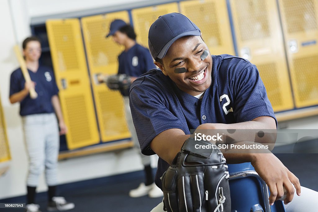 Uśmiech mężczyzna high school baseball player w szatni. - Zbiór zdjęć royalty-free (Uśmiechać się)